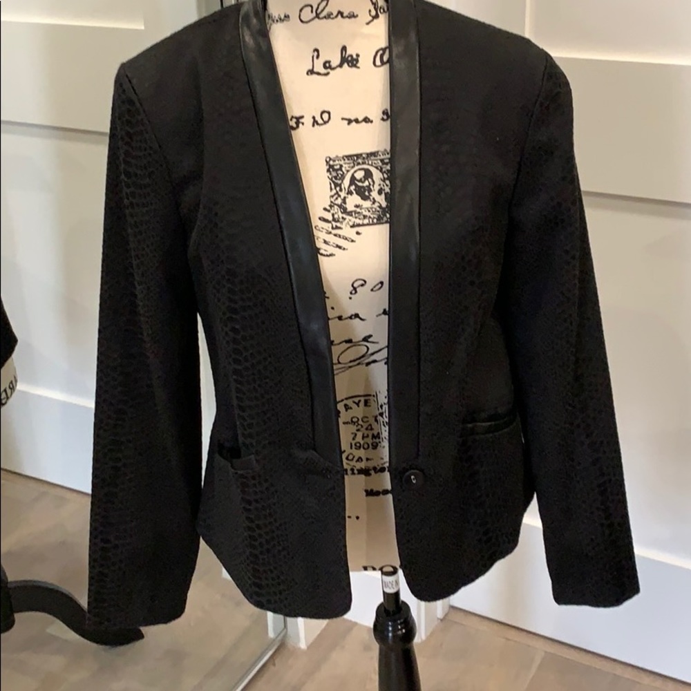 Black snake print colar & pockets trimmed leather